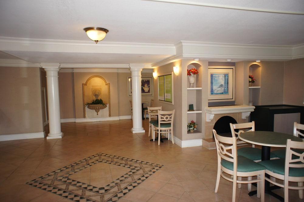 Baymont By Wyndham Myers Hotel